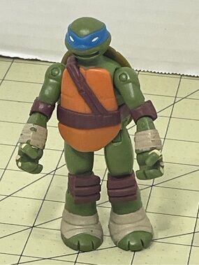 Teenage Mutant Ninja Turtles Playmates Viacom 2013 Action Figures Leonardo